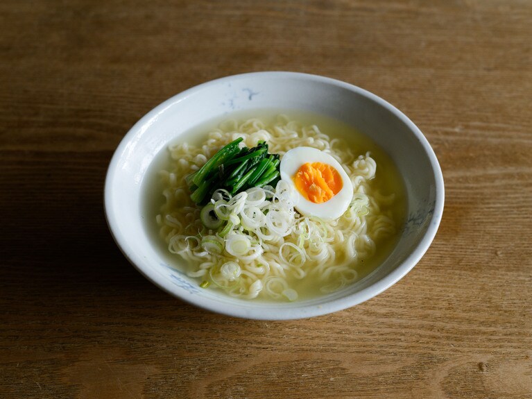 伊藤聡信さんの白磁印判のうつわ。ちゃんぽんやビーフンを盛るにもいい。