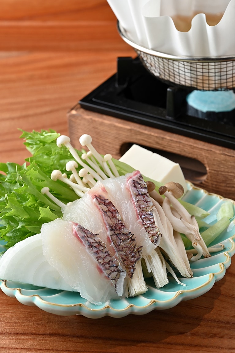 旬の地魚と野菜の小鍋。冬はブリしゃぶが楽しめる。