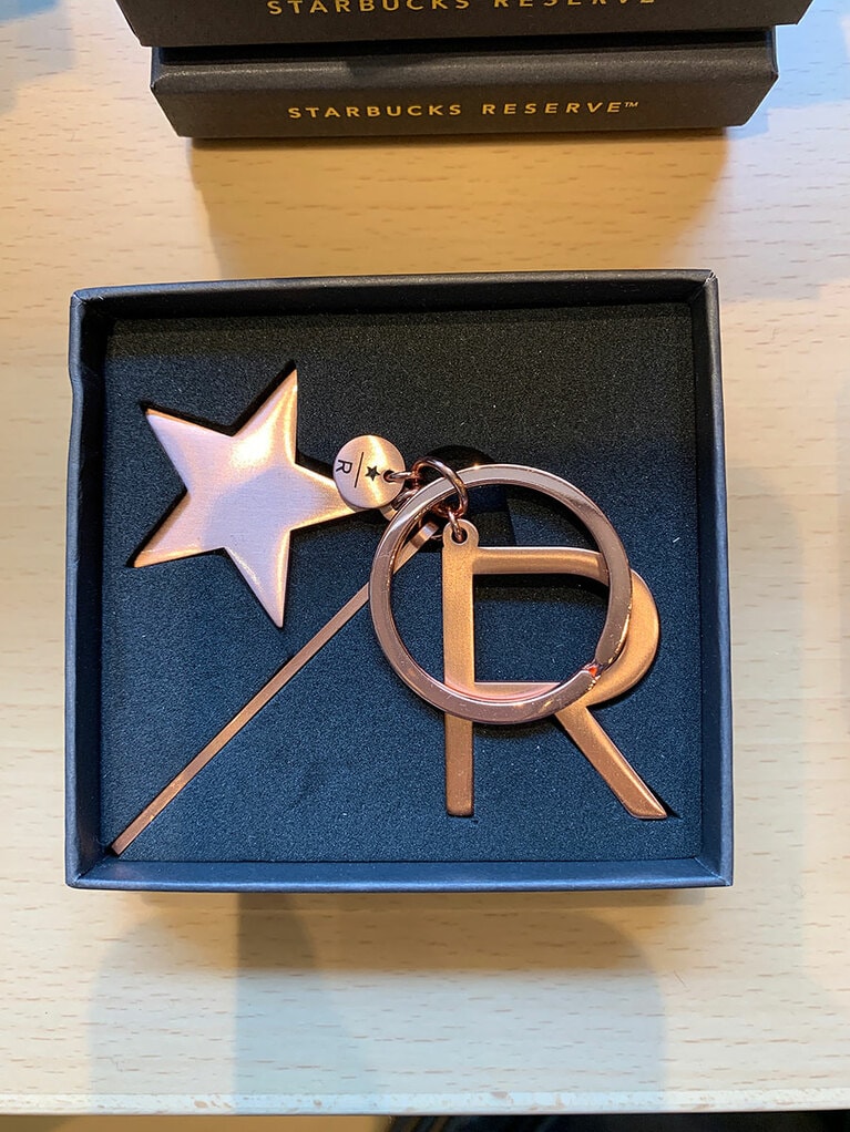 スターバックス リザーブ ロゴキーホルダー。カッパー、ゴールドの2色 3,000円。