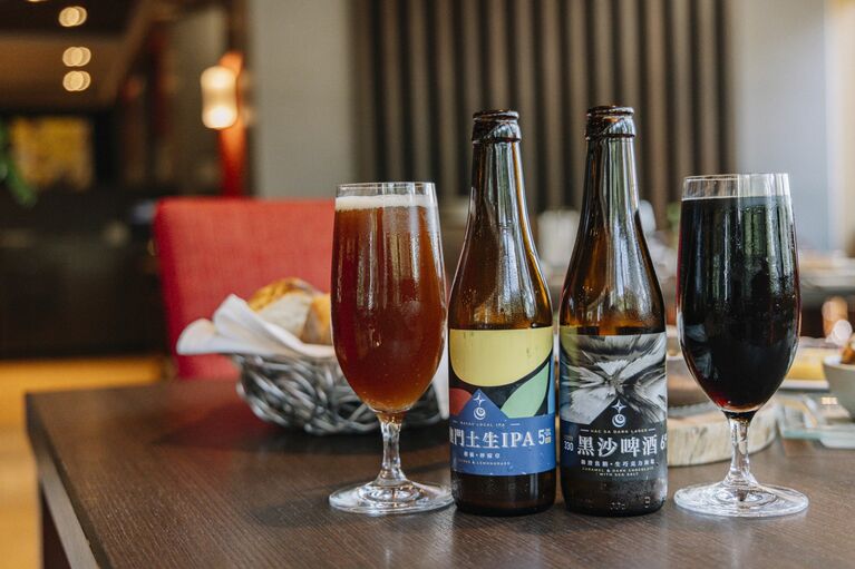 ちょっとレアなマカオ生まれのクラフトビールも。柑橘香るIPAと、黒沙（ハクサ）ビーチの名を持つ黒ビール。