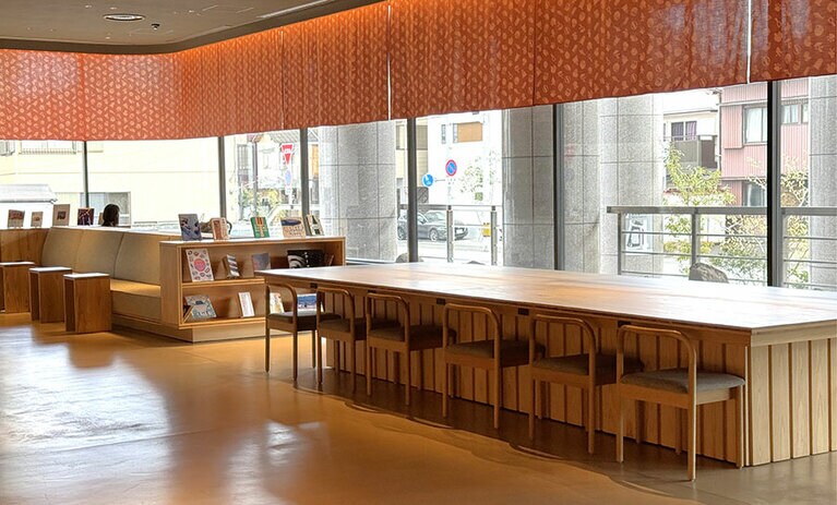 ちょっとした仕事は使い勝手のいいコワーキングスペースで片付けて。電源、Wi-Fiも完備。