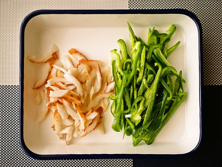 ピーマンもタテに半分してから種を取りのぞき、タテに細切りに。ここは面倒でも、なるたけ細めに切ったほうが食感がよくなります。