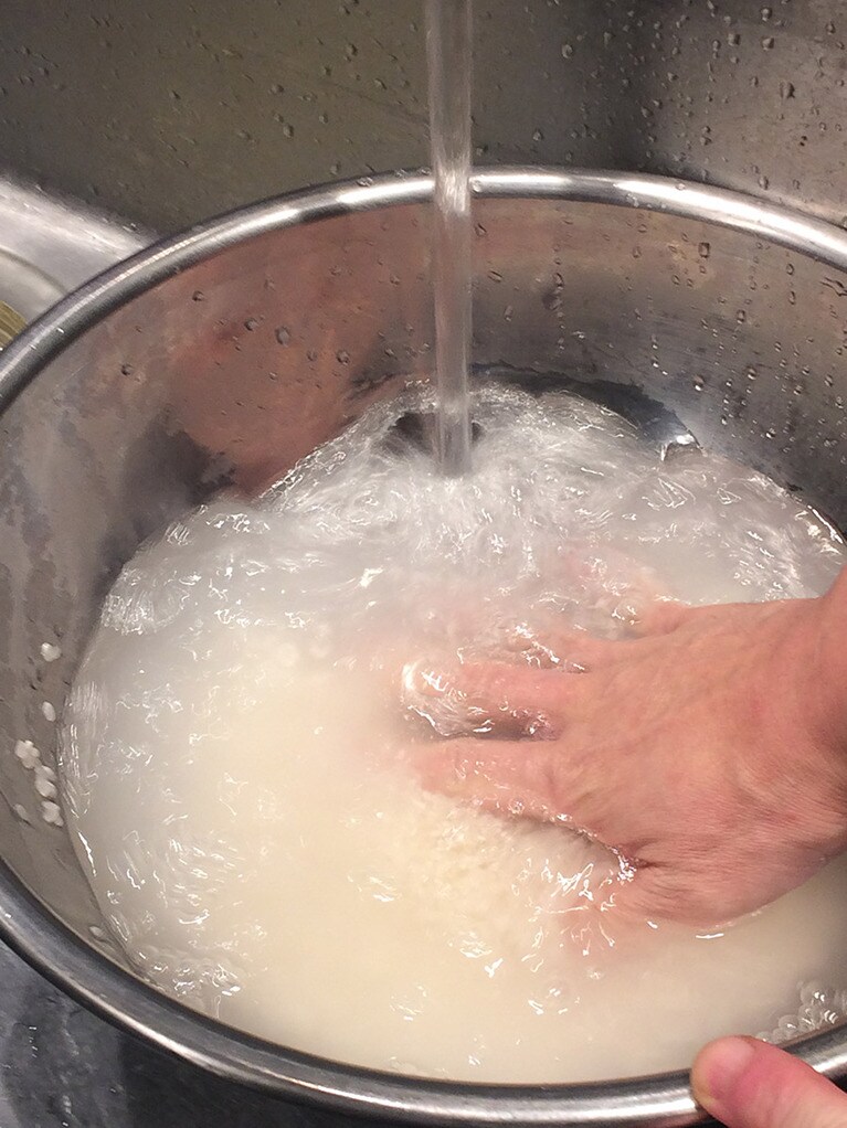 押しつぶさないように指を立てて、そっとやさしく。