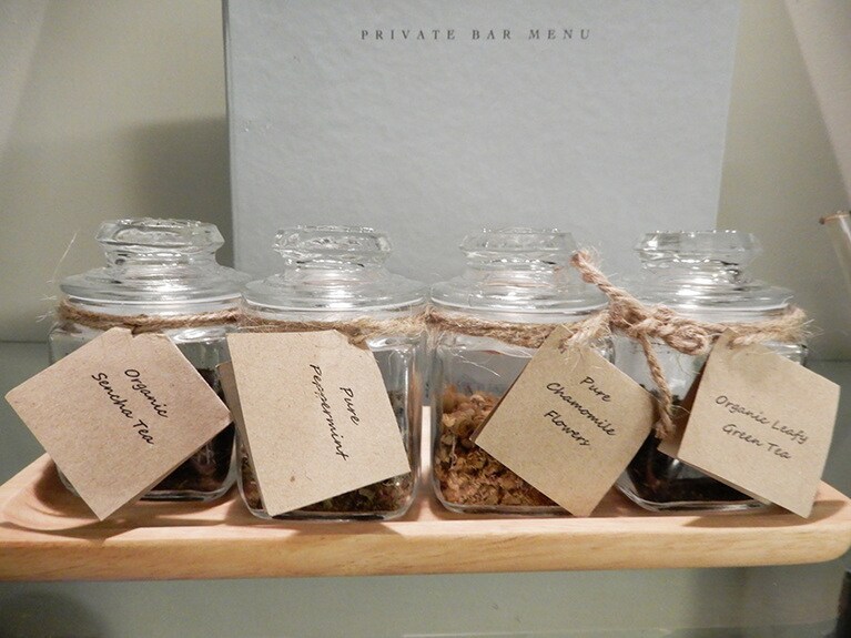 客室には、バンヤンツリーでブレンドしたオーガニックなハーブティーが4種類も置かれている。朝に夕に飲むと香りもよくて身体もきれいになった気分。