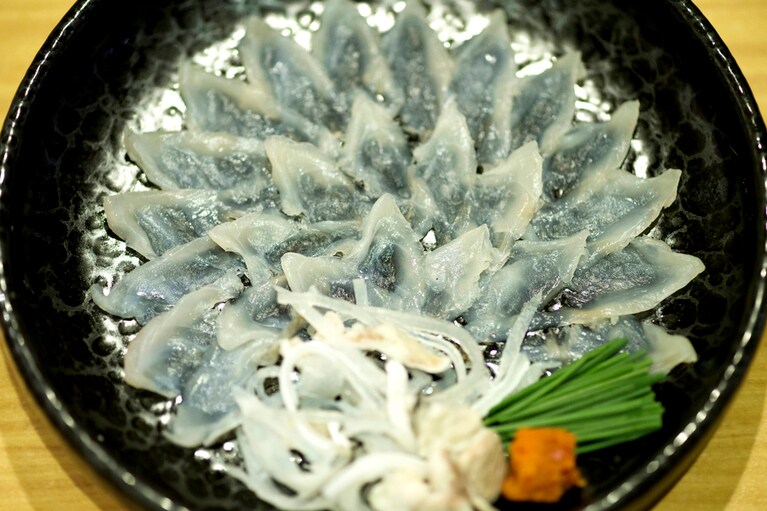 食べる芸術品のようなふぐ刺しから大きな身の入ったふぐちりまで、ふぐのフルコースを前に思わず歓声が。ふぐ刺しは一人前からでも注文できる。
