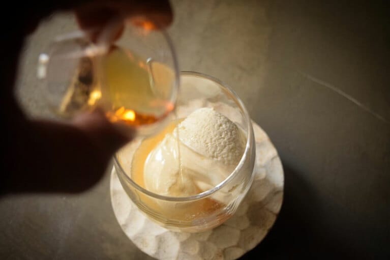 「大黒正宗の酒粕とクリームチーズのジェラート 李白酒造の本みりん和え」830円。