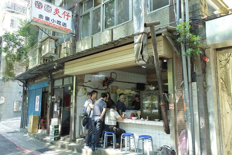 【賣麵炎仔 金泉小吃店(マイミイェンザイ ジンチェンシャオツーディエン)】平日朝10時前でこの行列。少し遅めの朝食で訪れるのがベスト。