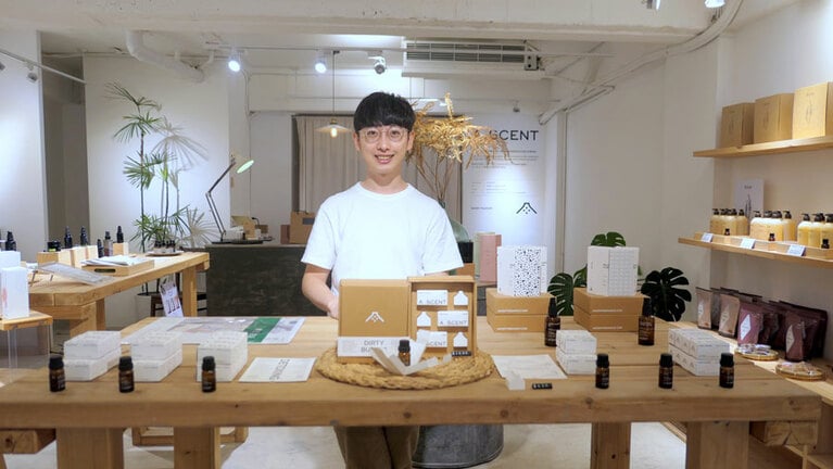 筋金入りの美容男子であるアレンさん。ソフトな語り口で丁寧に接客してくれます。