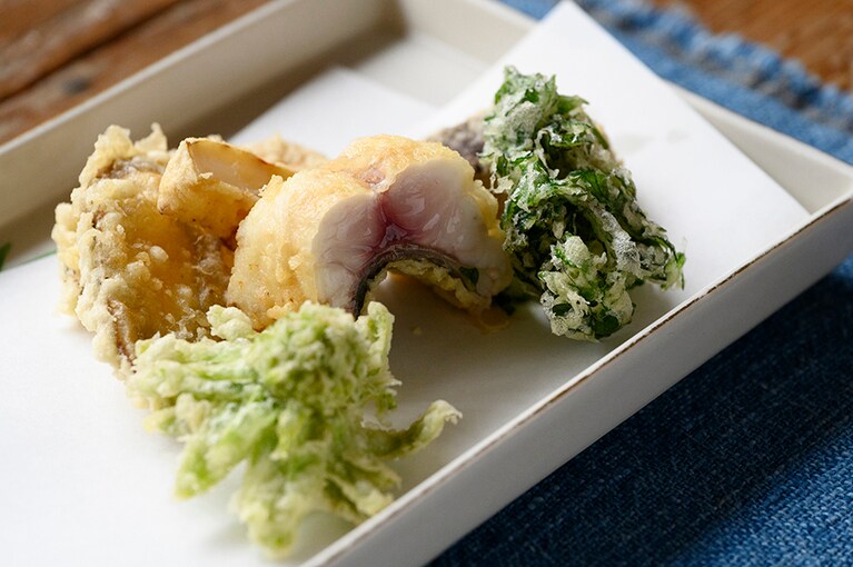 刺身で食べられる黒鯛の中心部を半生で仕上げた「黒鯛の天ぷら」は佐渡の藻塩で。周りの野辺で摘んだ蕗のとうをはじめ、春菊、キク芋、牛蒡、椎茸など、蓮根以外はすべて佐渡産。