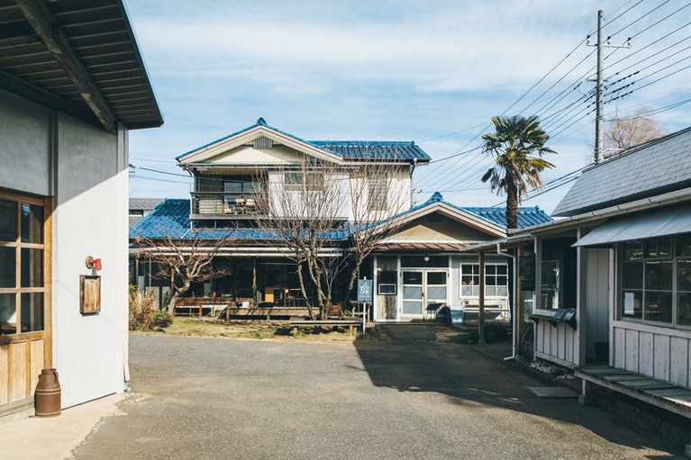 母屋を改装したカフェを真ん中にして店を巡る楽しみがあり、小さな町のよう。