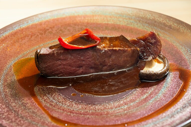 メインは岡山牛のフィレローストに赤ワインソース仕立て。