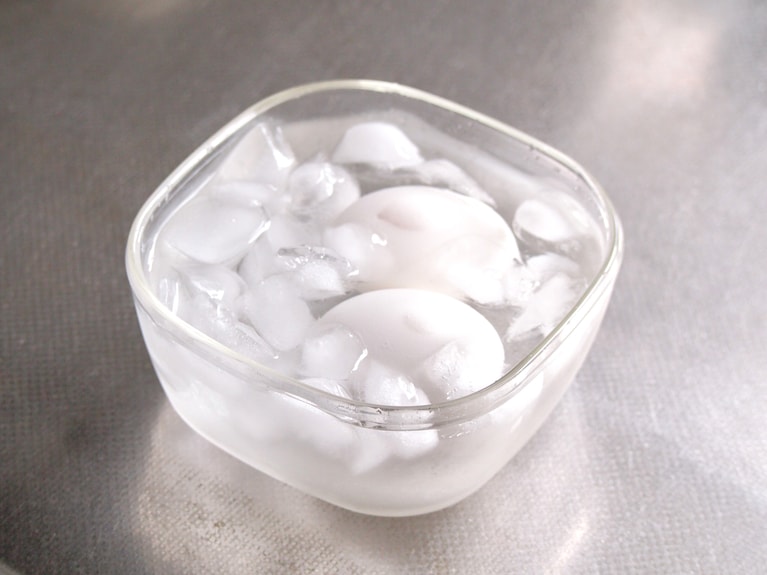 12分加熱したら、氷水の中に入れて急冷させる。