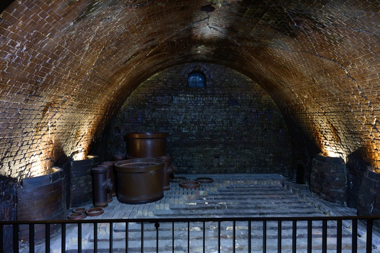 実際に使われていた土管工場の窯。「窯のある広場・資料館」にて。