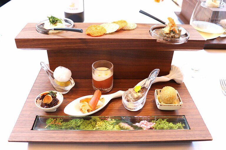 2段になったプレートはもちろん特注！ ガラスの下が花で彩られているなど五感を大いに楽しませてくれます。