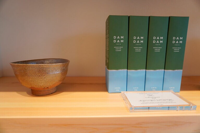 器とダムダム トウキョウのアイテムが並ぶ。