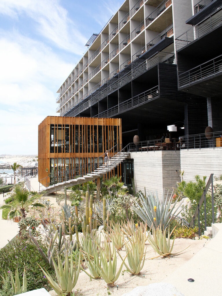 グレーを基調とした空間は、ロスカボスの自然と一体化したようなデザイン。総客室数は161室。