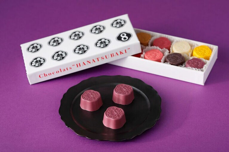 「花椿ショコラ キャラメル/プルーン」1粒270円。5個入、10個入箱に詰め合わせて。