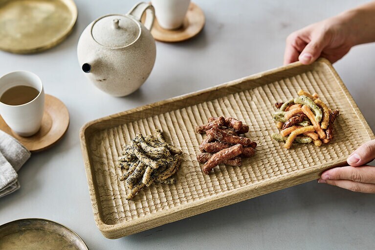 左から、胡麻入りの生地に煎り胡麻、すり胡麻をまぶした、香ばしさいっぱいの「胡麻」。黒糖の濃厚なコクと旨みが凝縮された、贅沢な風味の「黒糖」。5種類の野菜の風味豊かな、彩りも楽しい「野菜」は、やさしい甘さ。