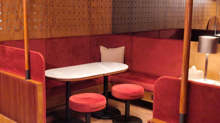 昭和レトロな喫茶店のような試食スペース。