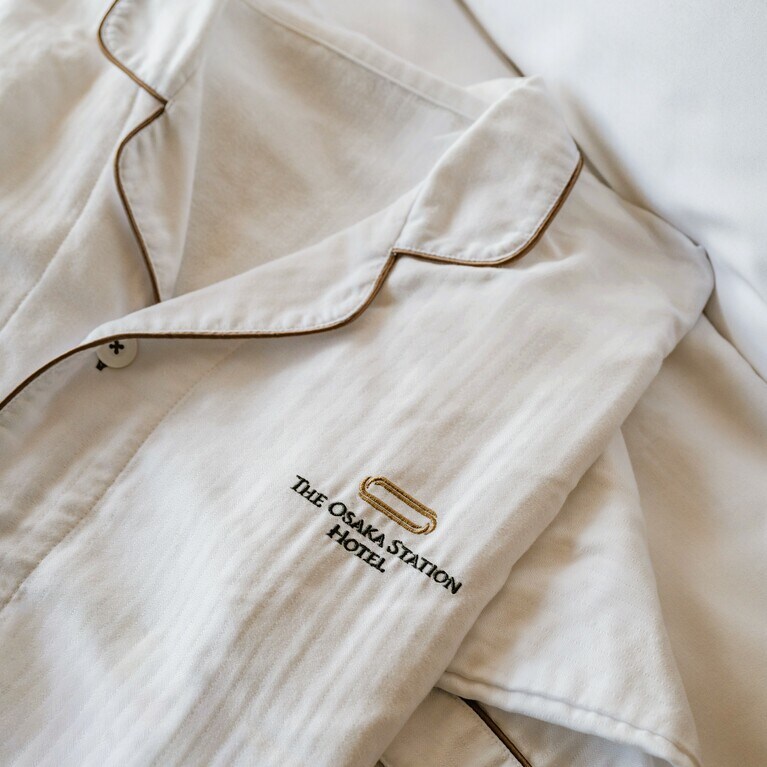 00:33 大阪駅を最終列車が発車するころにはベッドへ。バスローブやナイトウェアも上質で、心地よい眠りにいざないます。