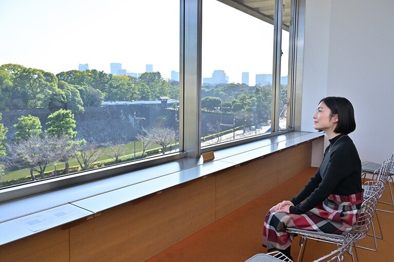 周囲の緑やビル群を一望できる休憩室「眺めのよい部屋」。「MOMATは展示室が広くて作品も沢山あるので、こういうスペースがあるのはとてもうれしい」と一色さん。