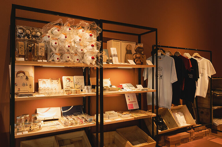 現在開催中の展覧会に関連したアイテムが。地元作家のグッズが販売されているのもうれしい。