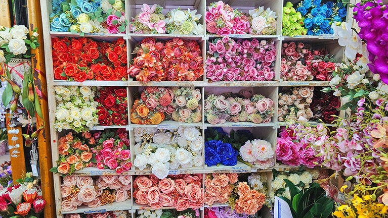 花束の状態で売っている店も。自分の好きなテイストの花束を見つけましょう。
