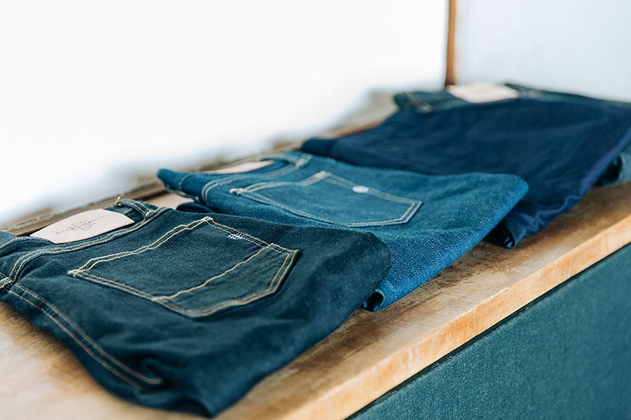 定番の綿や、テンセルのジーンズなど、部屋でゆっくり試着して購入も可能。