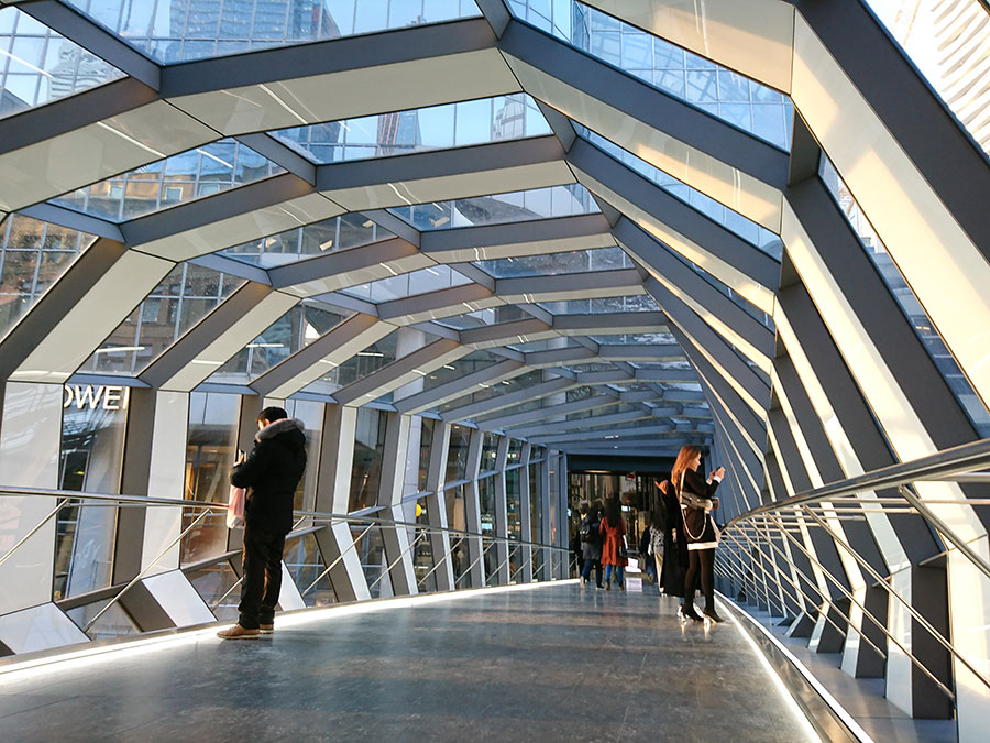 イートン・センターとハドソンズ・ベイ・デパートを繋ぐ通路も、デザイン性が高い。