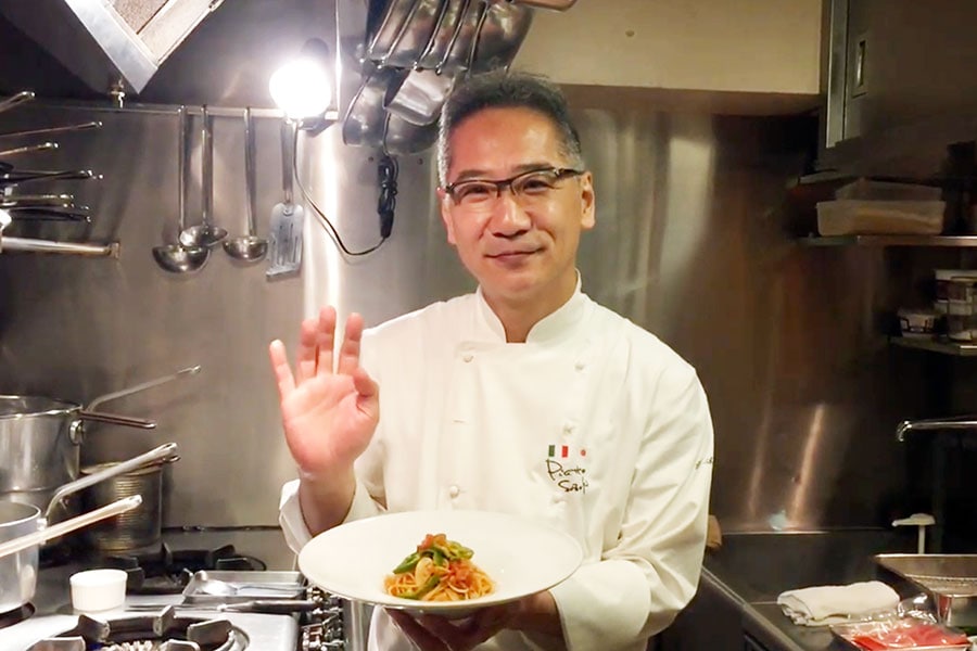 東京・麻布十番にある有名イタリアレストラン「Piatto Suzuki」の鈴木 弥平シェフはナポリタンのレシピを動画で紹介。