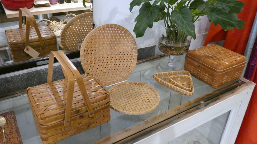 写真右の竹細工のボックスはランチボックスとしても活用できる。右から2番目は竹細工の三角形の入れ物。