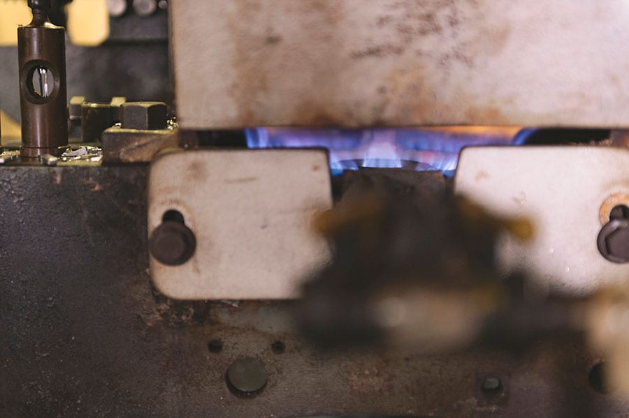 高熱で合金を溶かし、鋳造する。