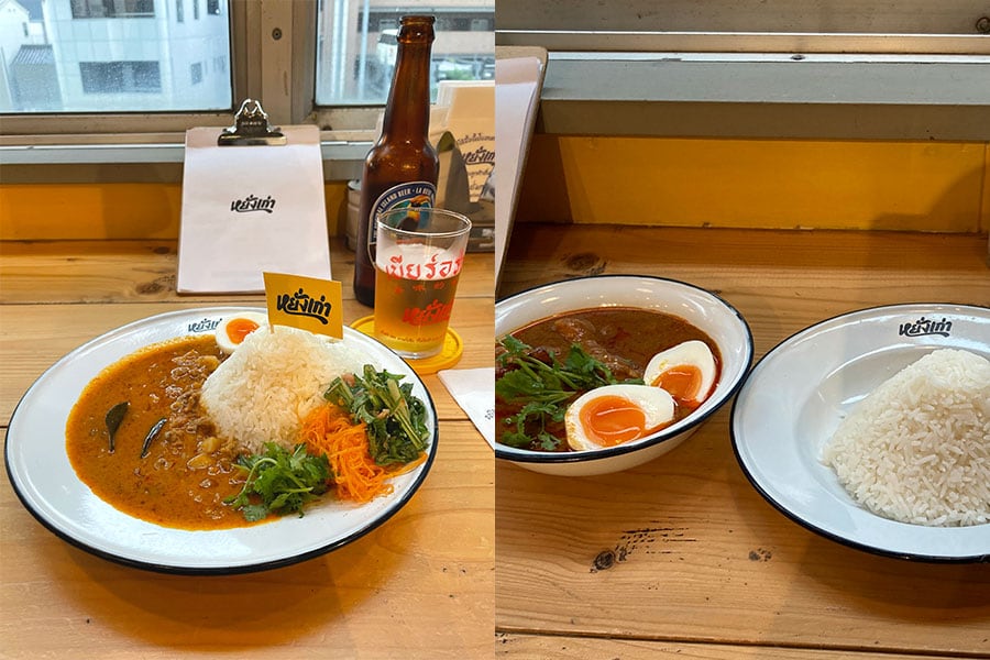 左は「豚ひき肉とレンコンのパネンカレー」、右は「マッサマンカレー」。タイのビールやお茶などドリンクメニューもあり。