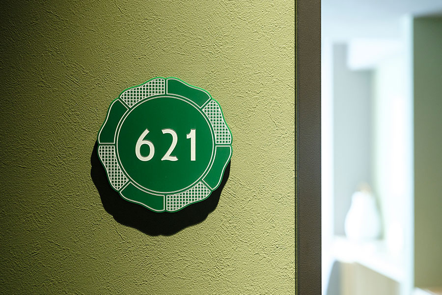 客室の部屋番号のプレートも九谷焼をモチーフにしたデザインです！