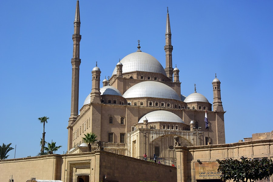 別名“アラバスタ・モスク”とも呼ばれるムハンマド・アリ・モスク。白い鉱石の外壁は砂埃のせいか、薄茶色に……。