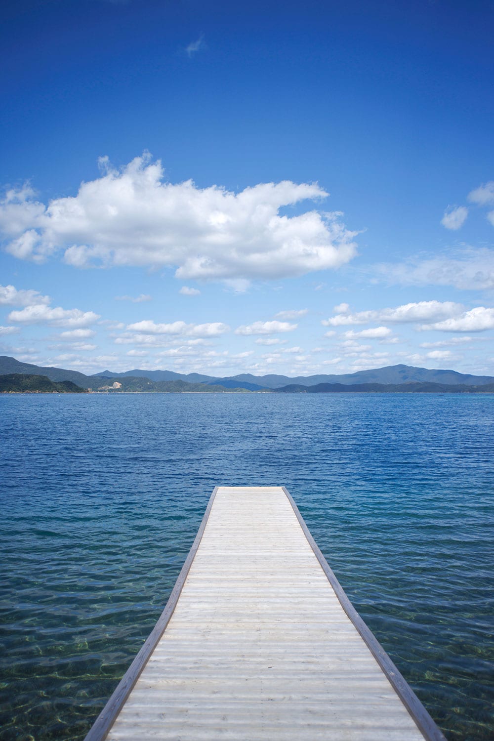 武名の海にある木製の桟橋は先端まで行って風景を独り占め。