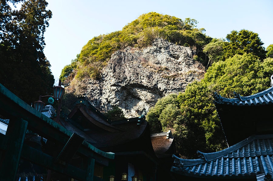 【寳山寺】本堂の背にそびえる巨岩は「般若窟」と呼ばれ、修行をした役行者がお経を書写して納めたことが由来に。