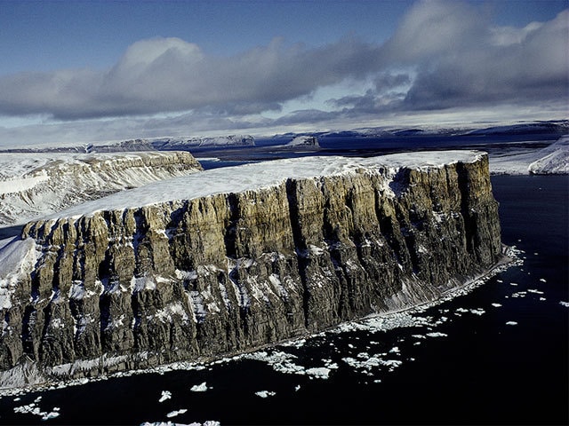 北極海に浮かぶ世界最大の無人島で 撮影されたと囁かれる疑惑の写真とは 今日の絶景