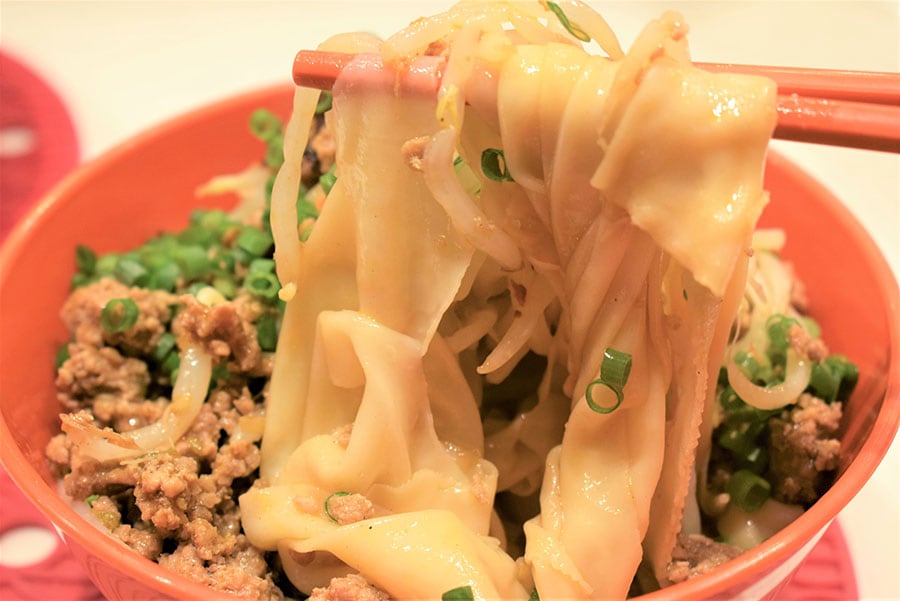 選んだ麺は、一番太い薄平打ち麺。幅は2センチほどあるが、雲吞の皮のように薄いので、軽い食感。つるつる滑らかな舌触りが上品で、豚肉のジューシーさと山椒の香りが際立つ。