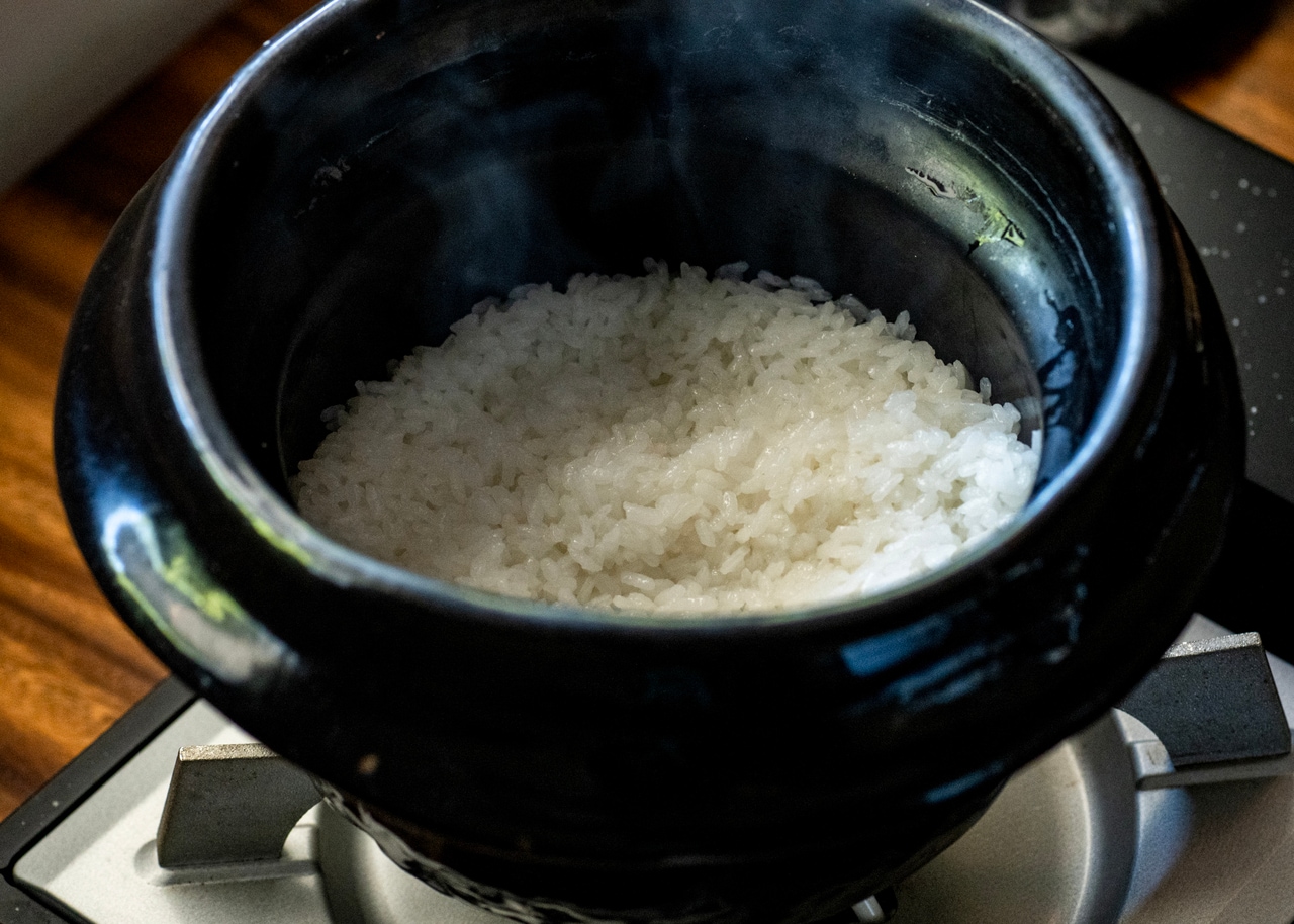 続いて蒸らして炊き上がったご飯を。ふたを開けると、つやつやのお米が立っていました。