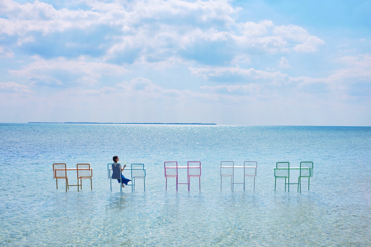 リゾナーレ小浜島の「絶景海上ビアガーデン」は、空と海のブルーのグラデーションで彩られる。