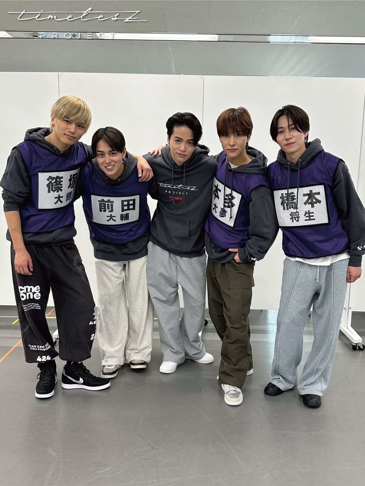 team KIKUCHIのメンバー。左から、篠原さん（候補生）、前田さん（候補生）、菊池さん、本田さん（候補生）、橋本さん（候補生）。「timelesz project」公式Xより。