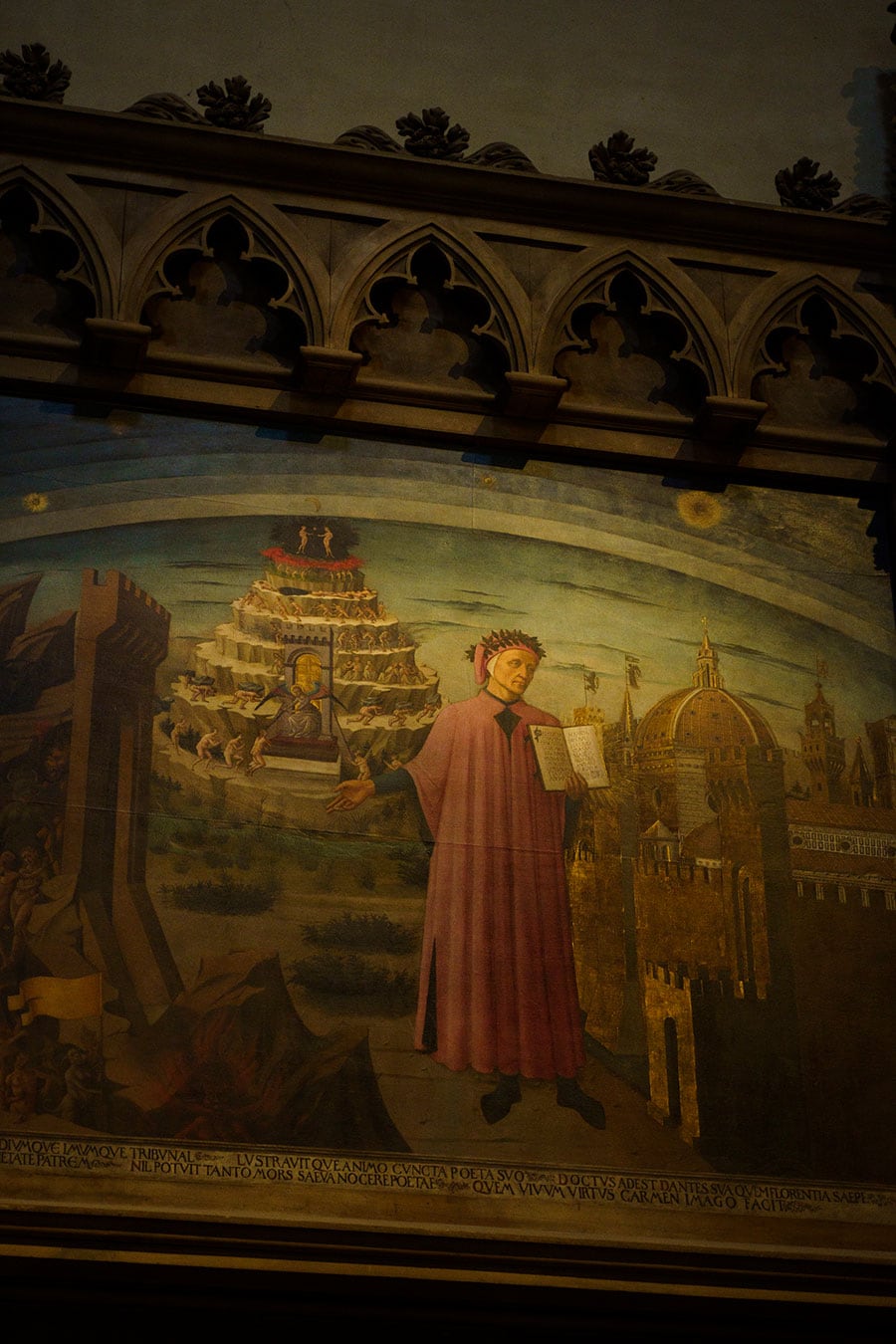 画家ミケリーノがフィレンツェ出身の詩聖を描いた《ダンテとその世界》。