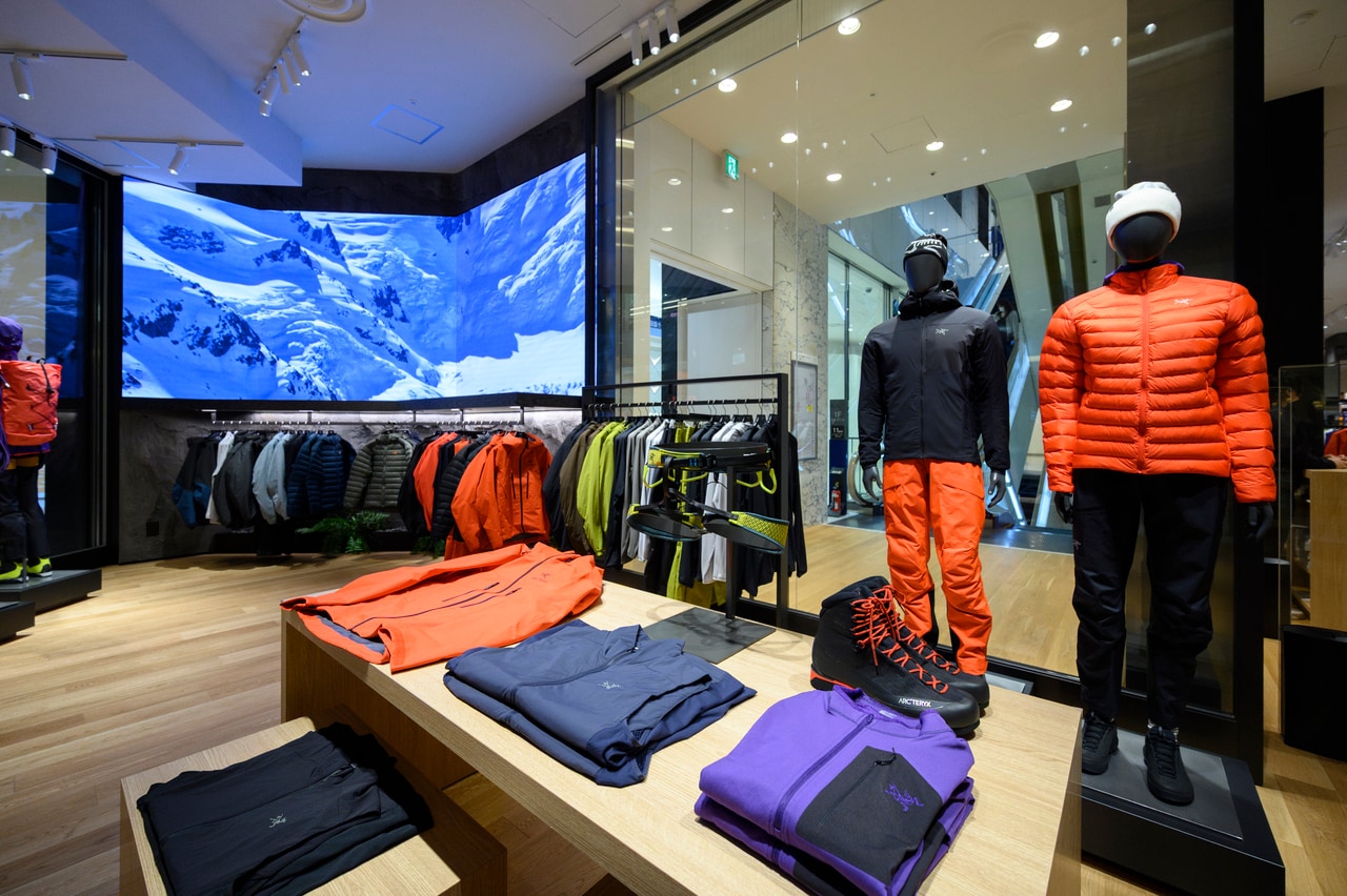 エントランスでは、雄大な自然を映し出す大画面のスクリーンとシーズナルアイテムがお出迎えオープン時はアルパインクライミングのアイテムが打ち出されていた。