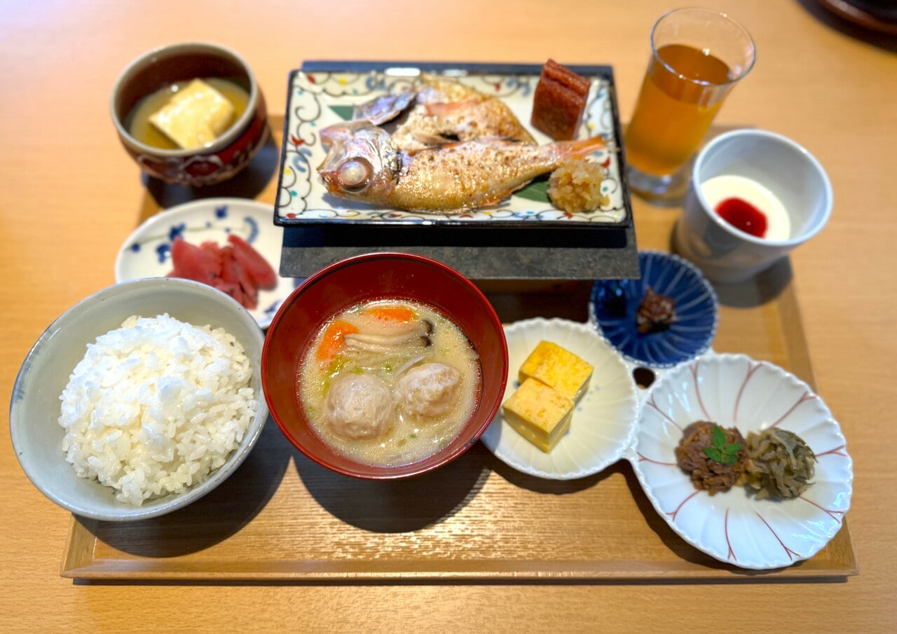 過不足のない和食膳。結局、こういう朝食がいちばんうれしい。