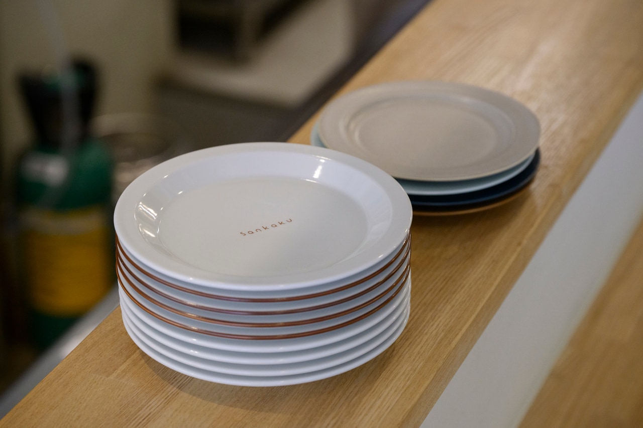 イートインで使われているお皿は、岡田さんの小学校時代からの友人であるガラス作家・山野アンダーソン陽子さんによるデザイン。店内で販売も。