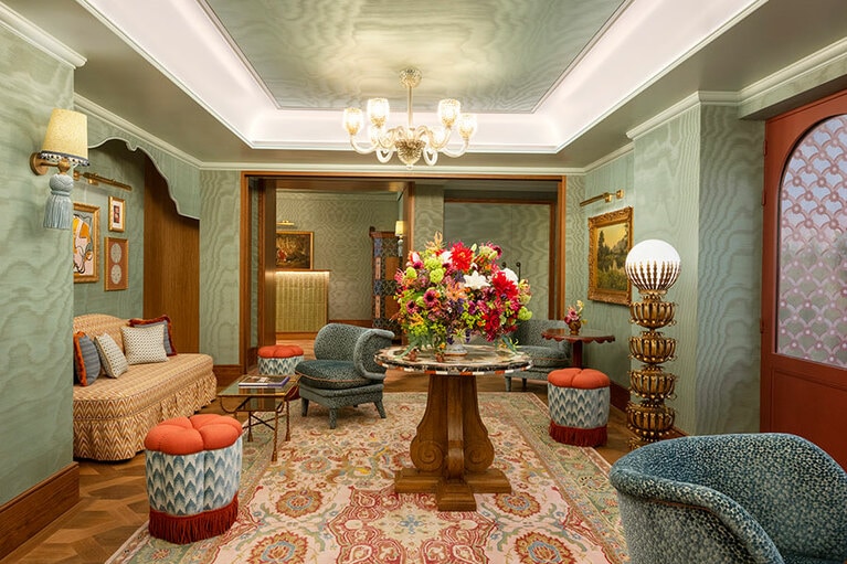 小さなレセプションを通り抜けると広がっているサロン。様々な色や柄、素材、スタイルが入り混じるこのホテルならではのスタイルを象徴する空間となっている。
