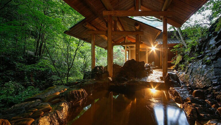 湯山荘 阿讃琴南［香川／美合温泉］河畔風呂「せせらぎ」の露天風呂「岩風呂」。
