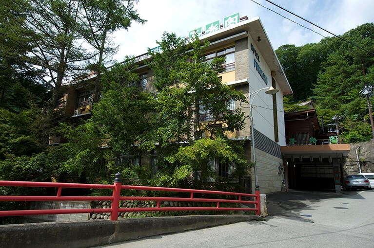 不老閣［山梨／増富ラジウム温泉］外観。