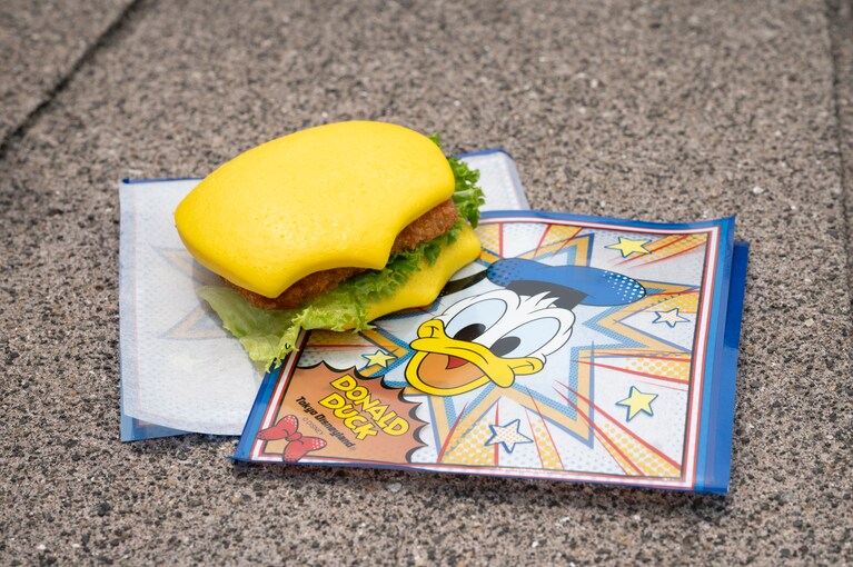 「フライドフィッシュパオ（チーズ＆トマト）」（単品）700円、（セット）980円。